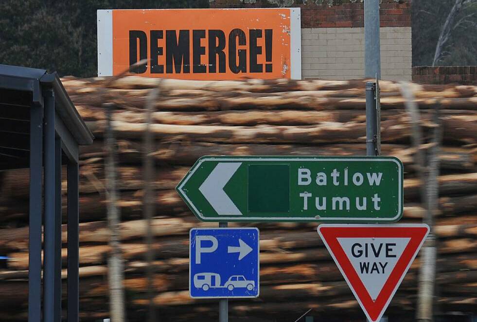 A sign calling for the demerging of the Snowy Valleys Council. Picture from file