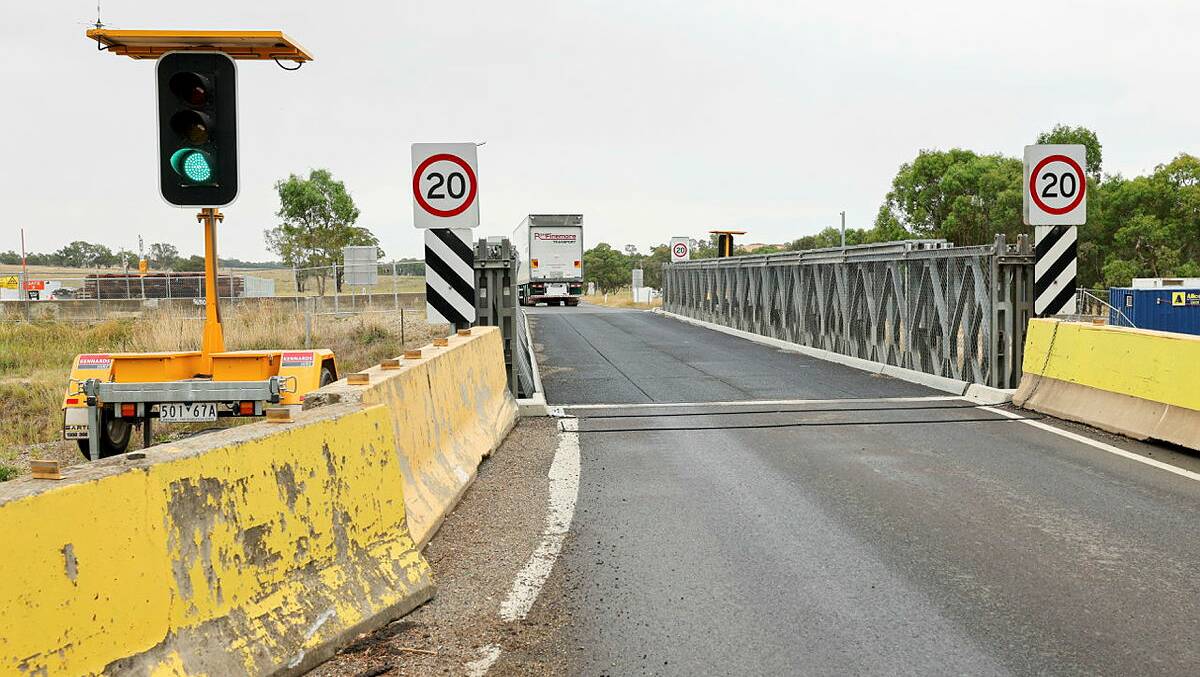 The temporary Wallendbeen bridge replacement along the Burley Griffin Way only allows traffic from one direction at a time. Picture by Les Smith