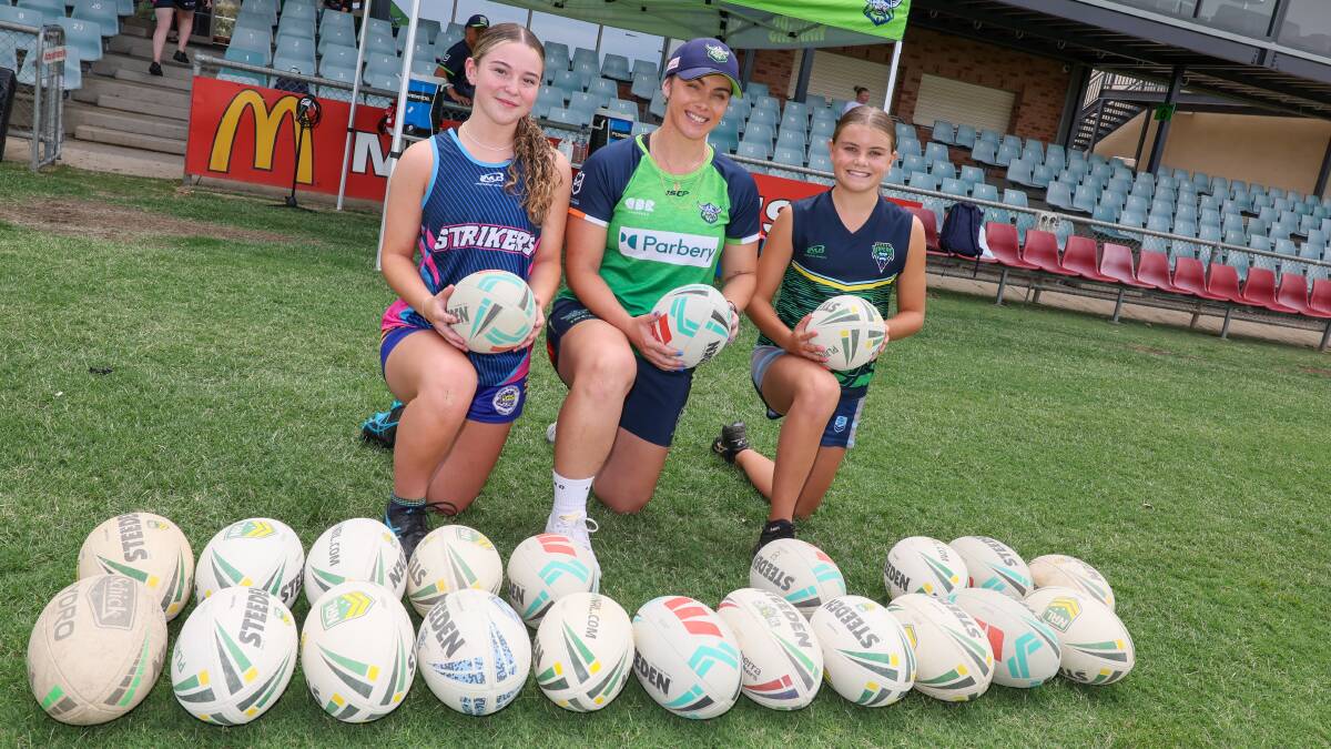 Canberra Raiders 2024 development player and Junee local Elise Smith (centre) with Sienna Butt, 14, from Junee, and Asha Creek, 12, from Wagga at an open training session at Equex Centre earlier this year. Picture by Les Smith