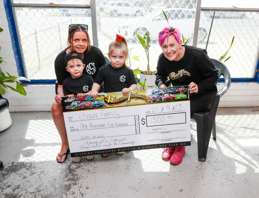 Ebonie Dowdy with her children two-year-old Samson Chown, and three-year-old Sophia Chown recieving their generous donation from Ellie Barklem, Riverina Thrashers president on behalf of the club. Picture by Les Smith 