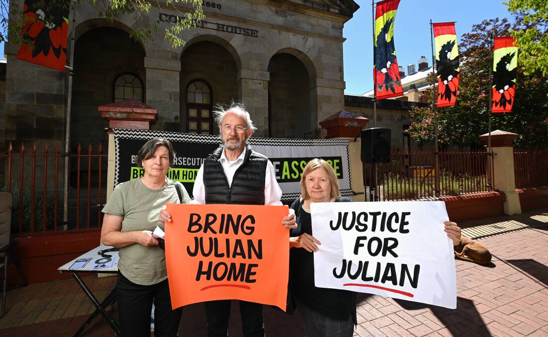 John Shipton flanked by Benalla duo Helen Foster and Jenny Doxey outside Albury's 19th century court house in March 2021. Picture by Mark Jesser