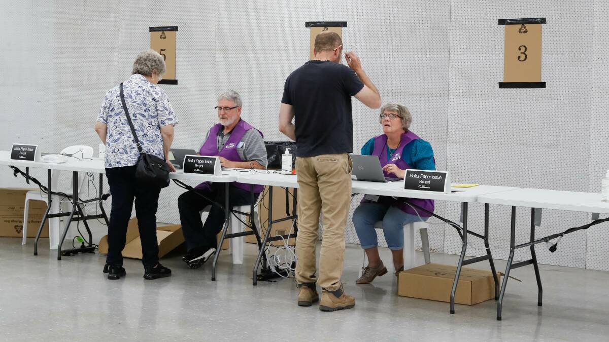 Voters eager to cast their referendum ballots at the Wagga prepoll centre on the first day of early voting on Tuesday, October 3. Picture by Les Smith