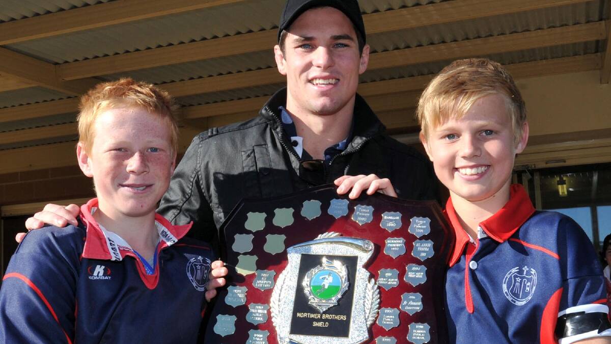Daniel Mortimer with Josh Emmerson (L) and captain Henschke Jake White. Picture: Les Smith